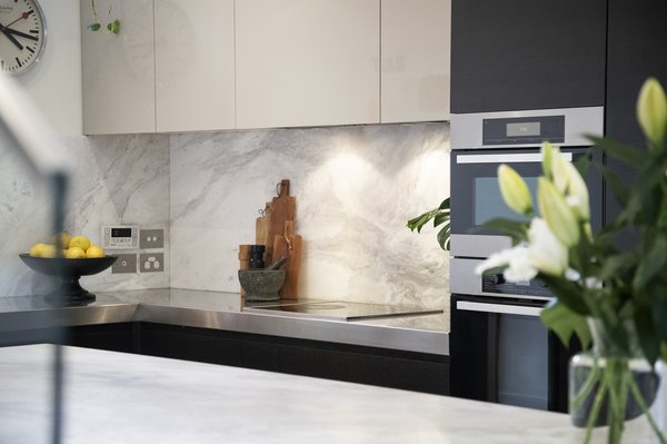 Comment choisir la crédence adaptée à votre cuisine pour une touche esthétique et fonctionnelle?