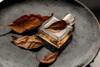 Thumbnail for Pourquoi l’oud est devenu populaire dans le monde de la   parfumerie occidentale ?